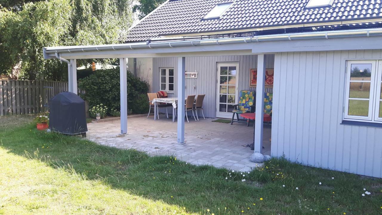 Pelikan Garden 1 Ferielejlighed Max 4 Personer Ved 2 Personer 650,00 Ekstra Personer 150,00 Kr Ekstra Stege Exterior foto